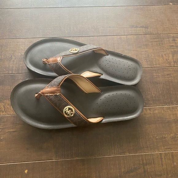 Michael Kors Gage Signature sandals - Picture 8 of 11